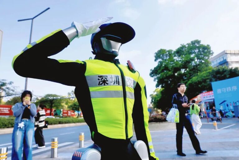 深センの街中で警備ロボットの実証を確認する様子