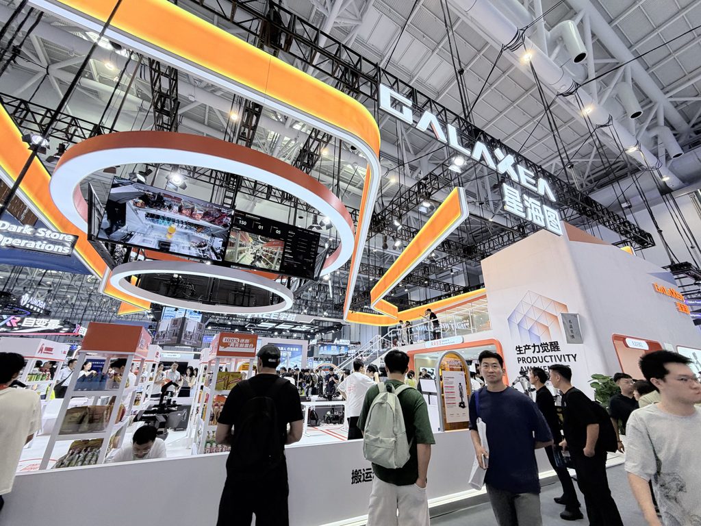 WRC 2026の展示会場内とFLAXENブース