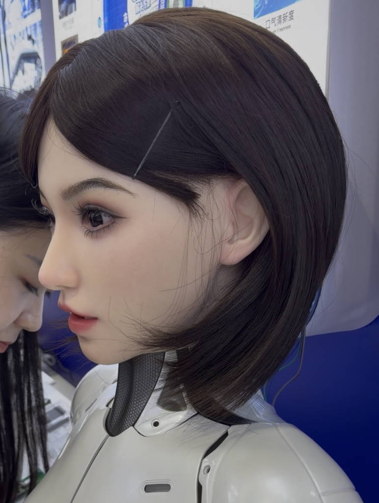 WRC 2026会場で展示された人間に近い外観のヒューマノイドロボットの横顔