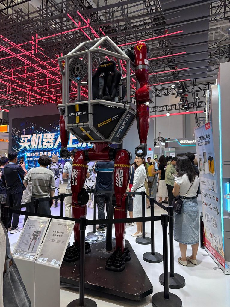 WRC 2026会場で展示された赤と黒のヒューマノイドロボット