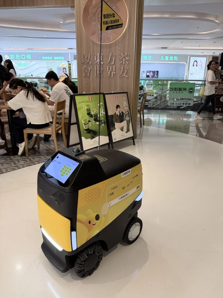 現地で稼働する配送ロボット