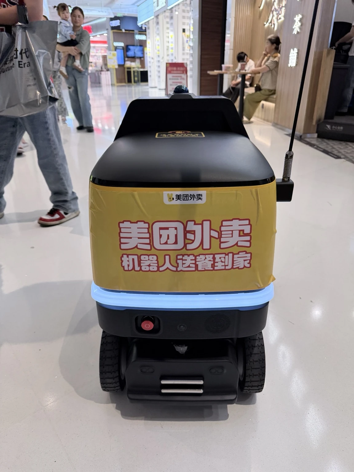 美団の配送ロボット小黄蜂の背面。美団のフードデリバリーのロゴと中国語表示