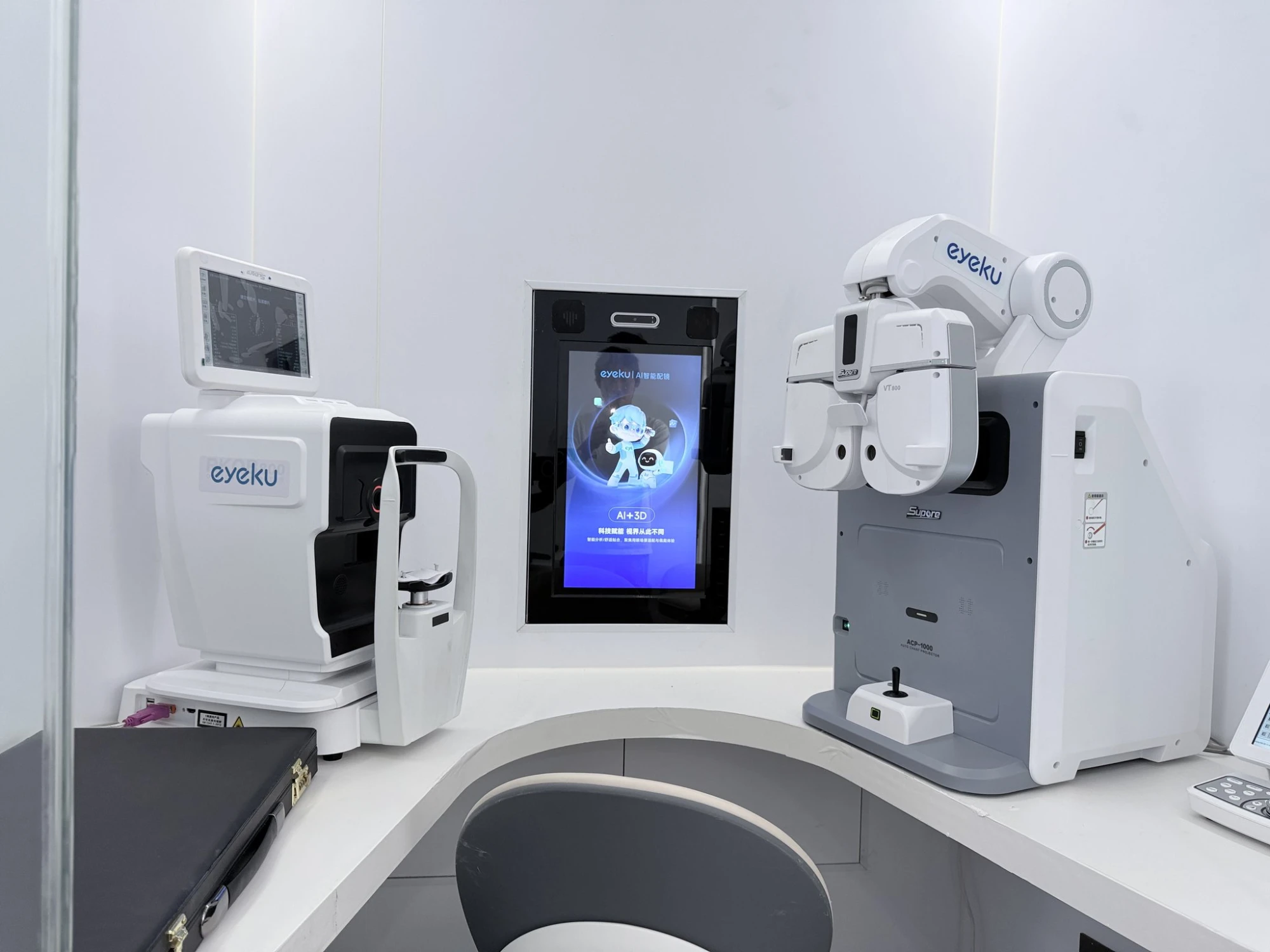 eyeku店舗内の全自動検眼機器と案内ディスプレイ、自動検眼モジュール