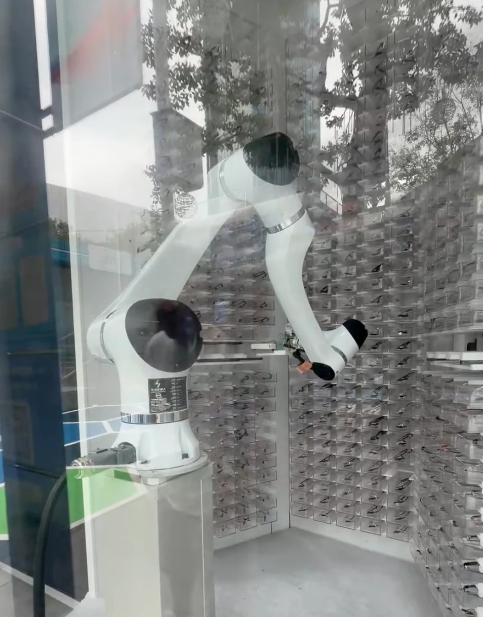 眼鏡フレームの収納棚から商品を取り出すHuayan Roboticsのロボットアーム