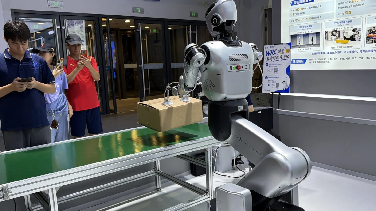物流ラインで作業するロボット