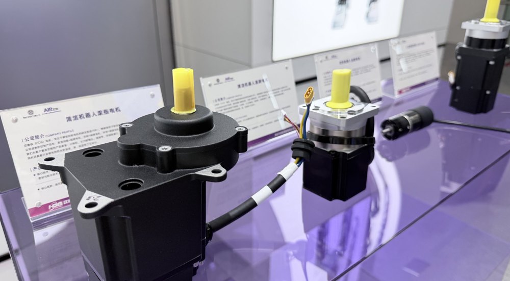並べて展示されたロボット用の駆動部品