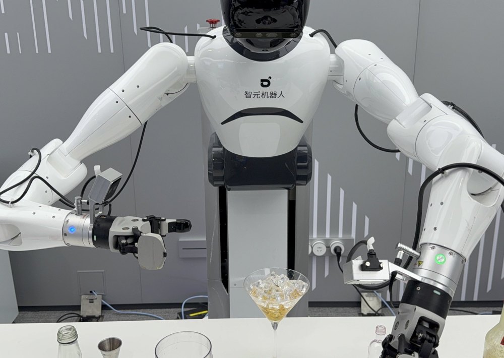 展示された人型ロボットの上半身とアーム