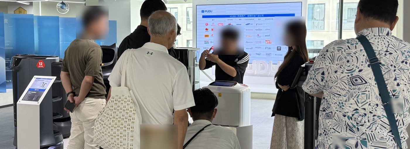 企業の展示・説明スペースで行われた現地視察の様子。参加者の顔は加工済み
